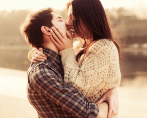 Пари, що цілуються не менше ніж 9 раз на день, менше хворіють - вчені