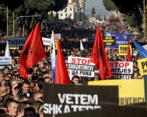 Тысячи албанцев протестуют против политики правительства