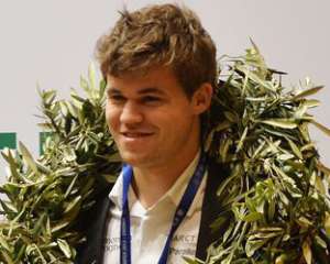 Карлсен защитил звание чемпиона мира по шахматам