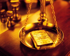 Нацбанк продал 14 тонн резервного золота за месяц - СМИ