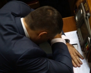 Экс- &quot;регионал&quot; Мирошниченко заснул в Раде во время сессии