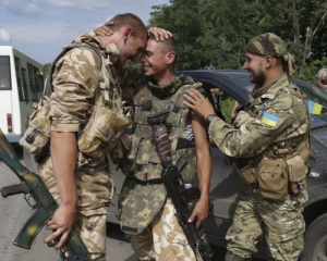 З полону звільнили ще 6 військових, серед них 2 офіцери - Порошенко