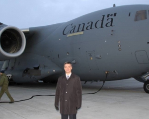 Самолет с первой партией военной помощи из Канады вылетел в Украину