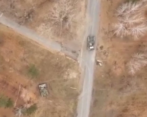 В Інтернеті показали відео &quot;полювання&quot; безпілотника на ворожі танки