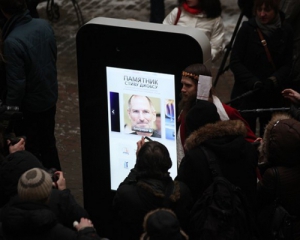 Памятник Стиву Джобсу продадут на аукционе и вывезут из России