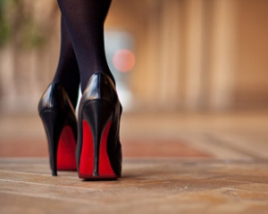 Женщинам на высоких каблуках в 2 раза чаще помогают незнакомые мужчины - ученые