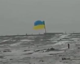 Над старым терминалом Донецкого аэропорта поднят украинский флаг
