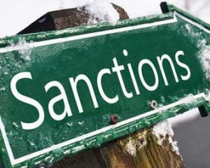ЕС снимет санкции с трех соратников Януковича - источники