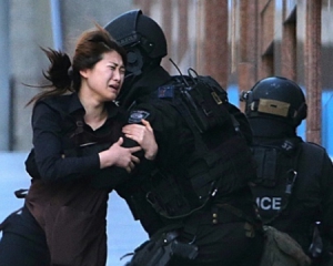 В Сиднее террористы захватили кафе: 5 заложников сбежали