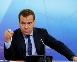 С 2015 года многим украинцам запретят работать в России - Медведев