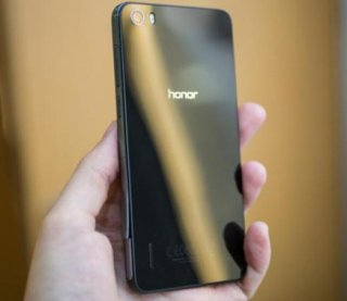 Huawei презентовали &quot;убийцу&quot; смартфона iPhone 6 с тремя камерами