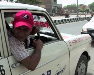 Индус 11 лет ездит на своем автомобиле только задним ходом