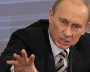 Путин чувствует себя &quot;медведем&quot;, который должен первым бросаться на людей, а не то &quot;вырвут когти и повесят тушу на стену&quot; - социолог
