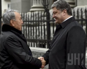 Назарбаев заверил Порошенко в поддержке Украины