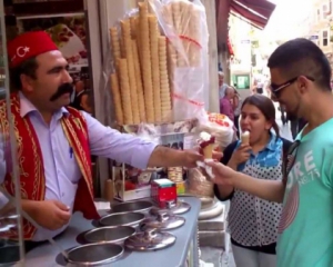 Турецький продавець морозива збирає юрби покупців завдяки фокусам