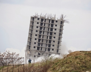 У Севастополі підірвали 16-поверхівку: вона впала лише з третьої спроби