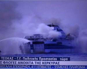 Из горящего греческого парома спасли уже 150 человек, операция продолжается