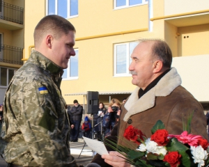 Алексей Кривопишин вручил ордера на квартиры 28 семьям в Коростене
