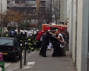В редакции французского карикатурного журнала расстреляли 12 человек