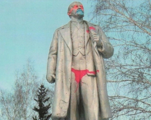 В Новосибирске Ленину дорисовали розовые трусики
