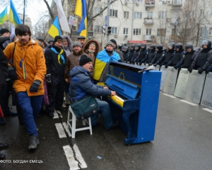 &quot;Россия-Украина: от войны к миру?&quot; - В Париже издали книгу о Майдане