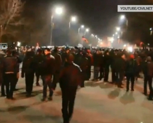 Возле генконсульства РФ в Армении произошло столкновение демонстрантов и полиции