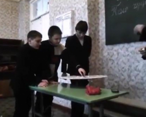В Интернете показали видео паники среди школьников, которые слышали перестрелку между &quot;казаками&quot; и боевиками
