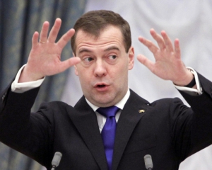 Медведев угрожает &quot;неограниченной реакцией&quot; на отключение от SWIFT