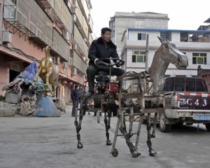 Китаец создал робота-лошадь с бензиновым двигателем