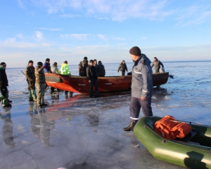 В Черкасской области сняли с дрейфующей льдины 25 рыбаков
