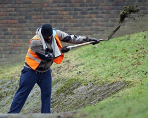 Екс-суперник Віталія Кличка прибирає сміття на вулицях Лондона