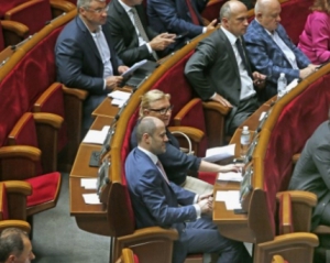 Двох депутатів упіймали на кнопкодавстві під час голосування за Шокіна