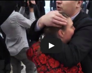 Охранник закрыл рот российской журналистке в Минске