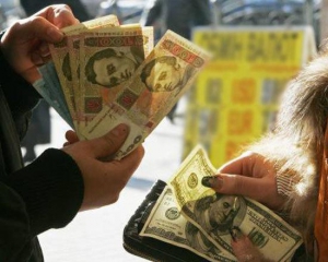 Украинцы покупают доллары, чтобы отдать долги и уехать за границу