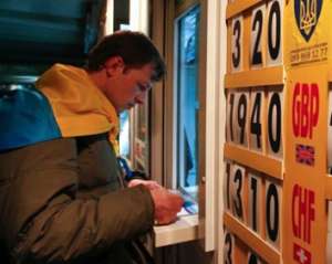 Банкіри звинуватили українців у падінні гривні