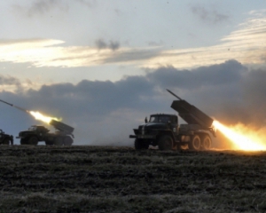 Военные показали свой блиндаж, в который прилетел вражеский снаряд