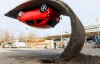 Английский скульптор "подвесил" Opel Corsa над асфальтом