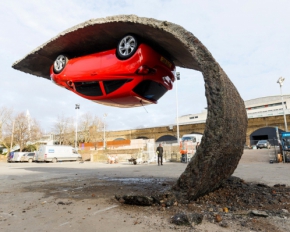 Английский скульптор &quot;подвесил&quot; Opel Corsa над асфальтом