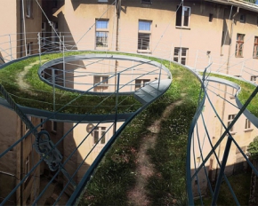 Польские архитекторы соединили корпусы офисов травянистой тропой