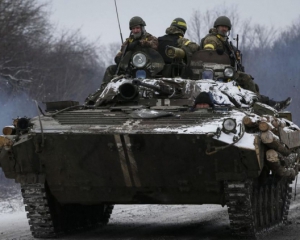 Україна починає відводити важке озброєння