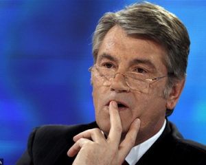 Ющенко обвинил правительство Яценюка в обвале гривни