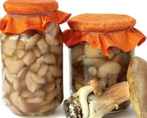 Жителька Кіровограду наїлася маринованих грибів зі стихійного ринку й потрапила до лікарі