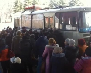 После покупок в украинском Артемовске, жители оккупированных территорий штурмуют маршрутки