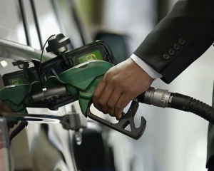 Бензин в Украине медленно дешевеет