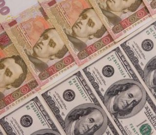 Доллар подешевел в обменниках на три гривни