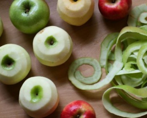 Лайфхак: как за минуту почистить ведро яблок