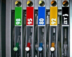 Українці переплачують 8 грн за літр бензину - Аронець