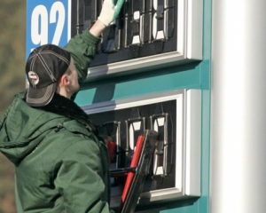 Бензин на заправках продовжує дешевшати