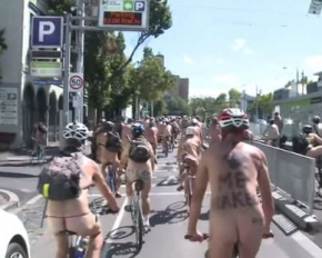 Сотни обнаженных австралийцев устроили оригинальный велопробег