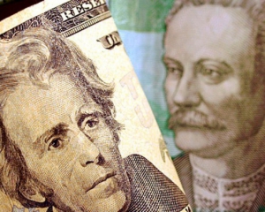 Долар на міжбанку впав нижче 22 гривень